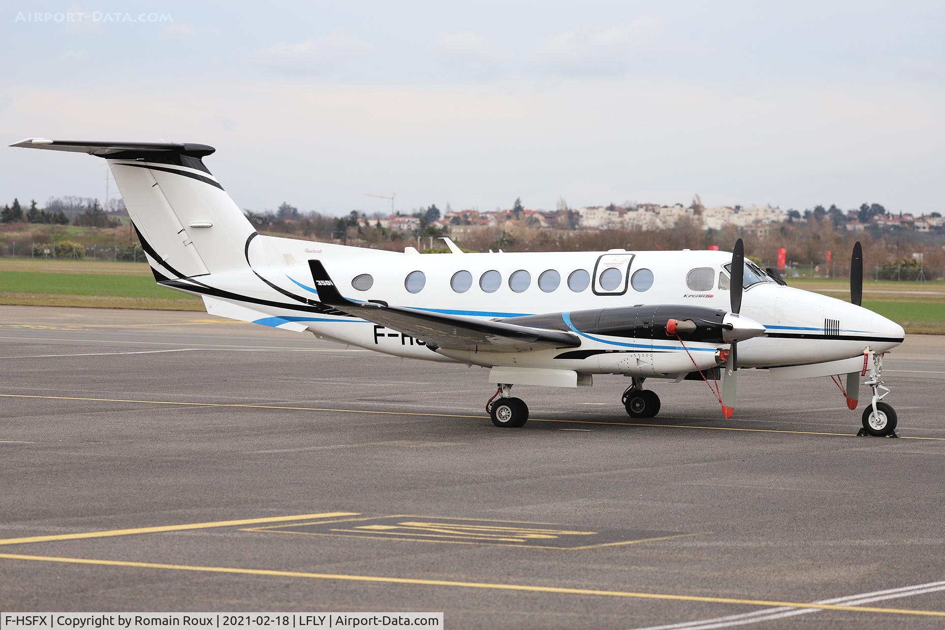 F-HSFX, 2016 Beechcraft B300 King Air 350 C/N FL-1034, Parked