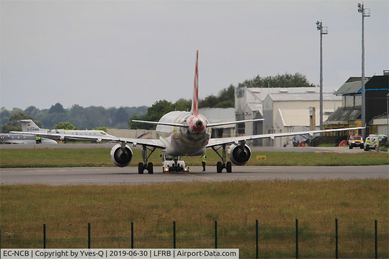 EC-NCB, 2003 Airbus A319-111 C/N 2043, Pusk back, Brest-Bretagne airport (LFRB-BES)