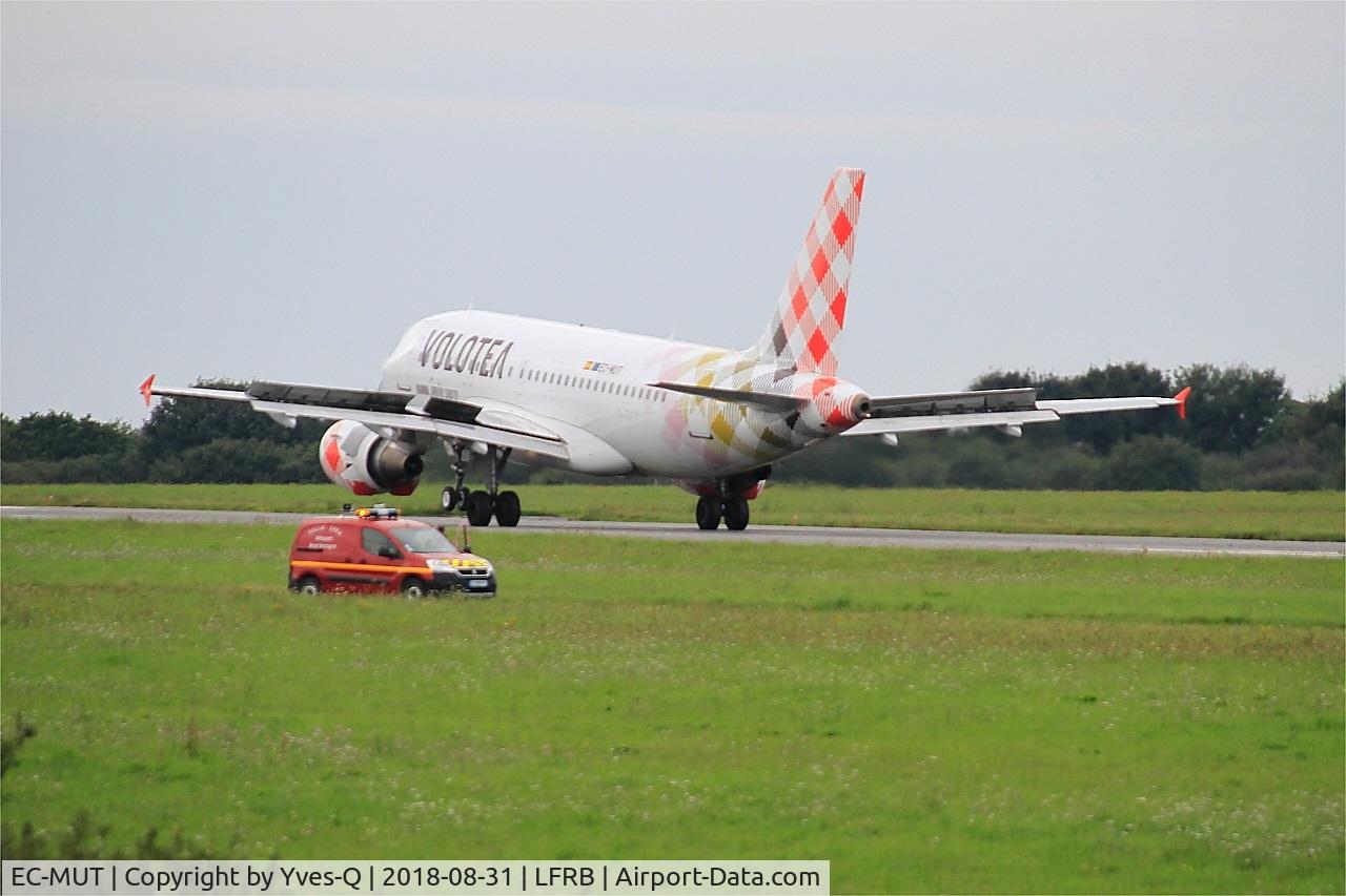 EC-MUT, 2004 Airbus A319-111 C/N 2240, Landing rwy 25L, Brest-Bretagne airport (LFRB-BES)