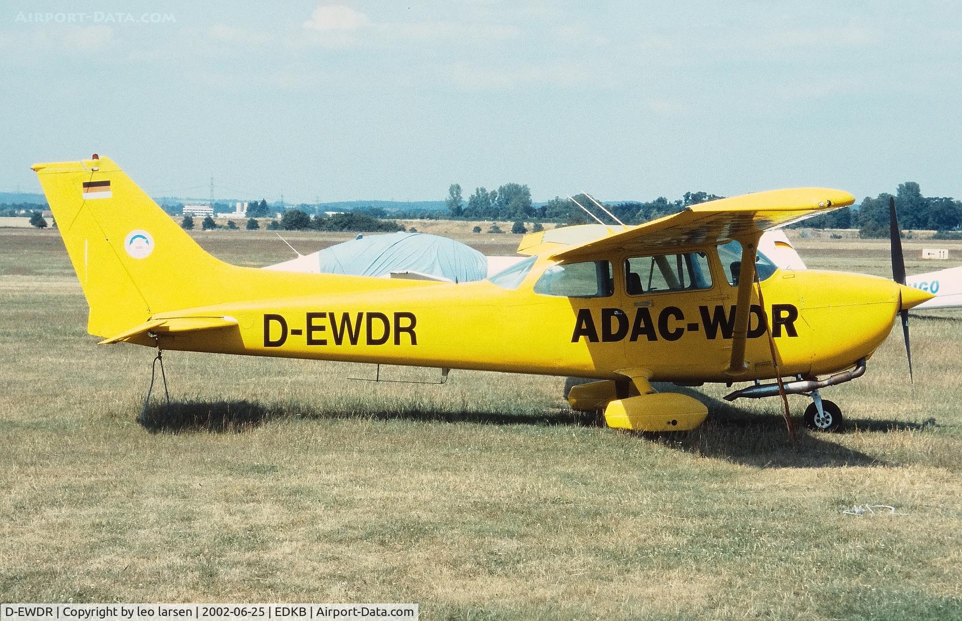 D-EWDR, Cessna 172P C/N 17275322, Bonn/Hangelar 25.6.2002.With new exhaust system.