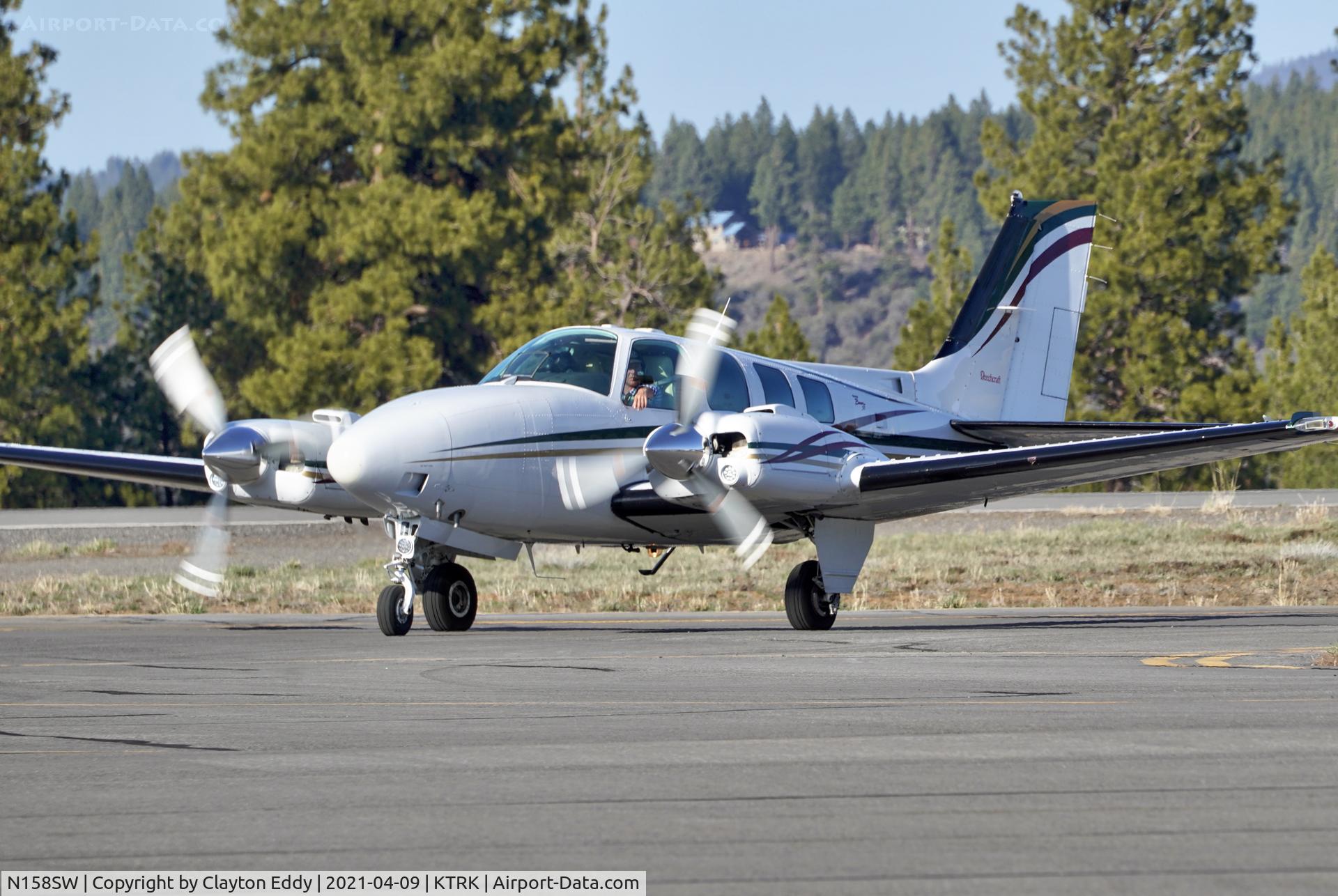 N158SW, 1999 Raytheon 58 Baron C/N TH-1921, Truckee airport in California. 2021.