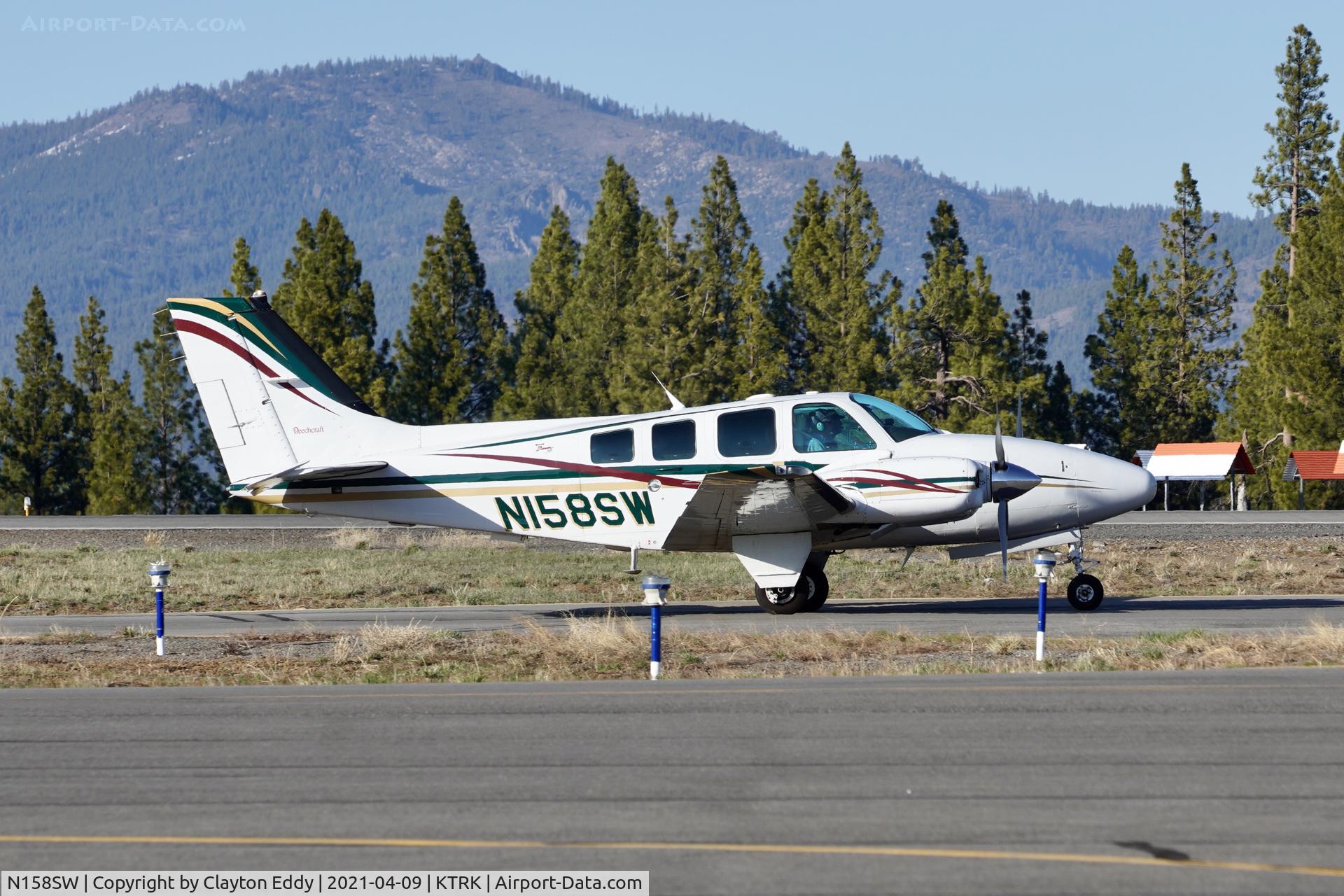 N158SW, 1999 Raytheon 58 Baron C/N TH-1921, Truckee airport in California. 2021.