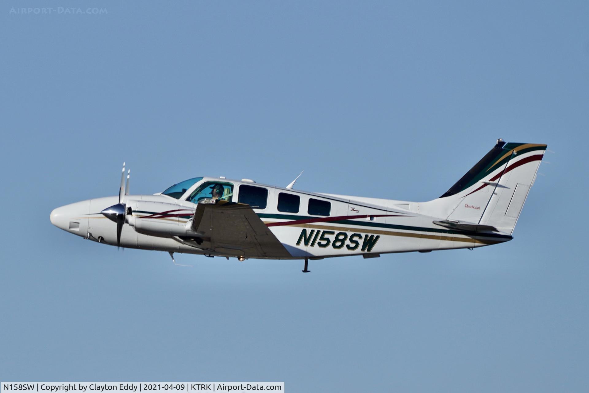 N158SW, 1999 Raytheon 58 Baron C/N TH-1921, Truckee airport in California. 2021.