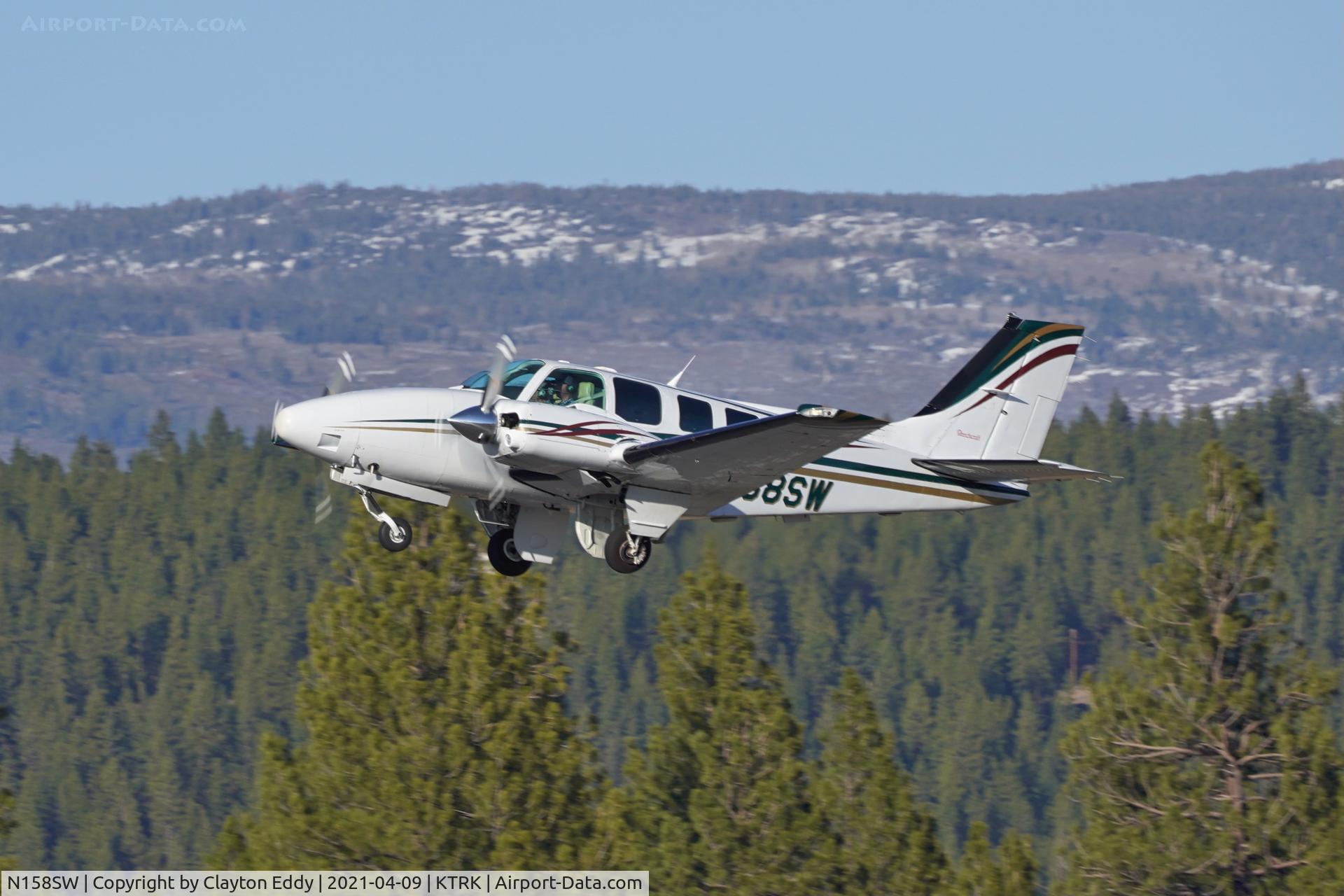 N158SW, 1999 Raytheon 58 Baron C/N TH-1921, Truckee airport in California. 2021.
