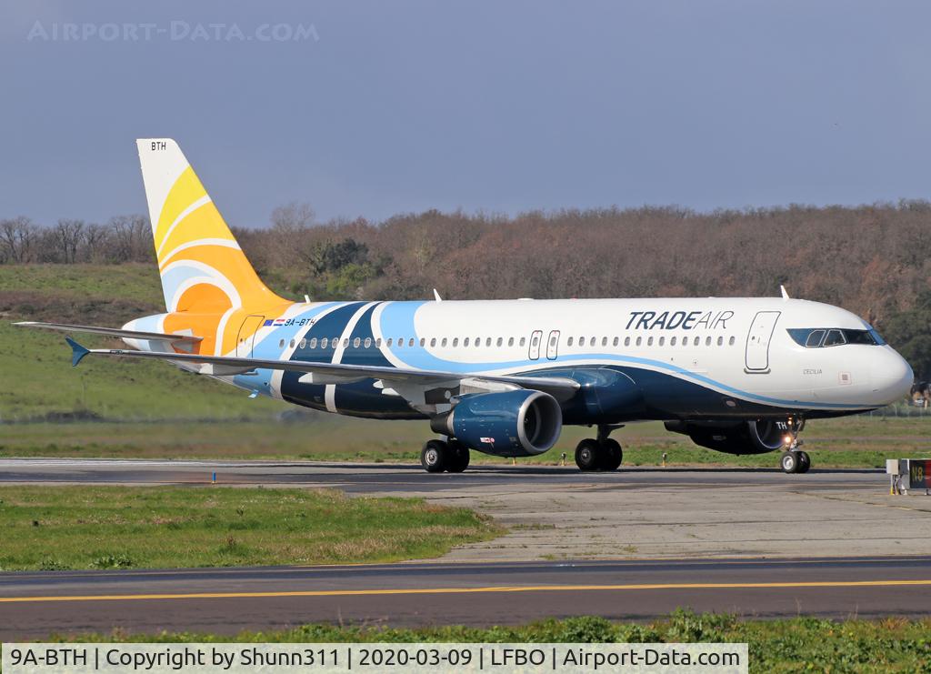 9A-BTH, 2001 Airbus A320-214 C/N 1454, Taxxing to the Terminal...