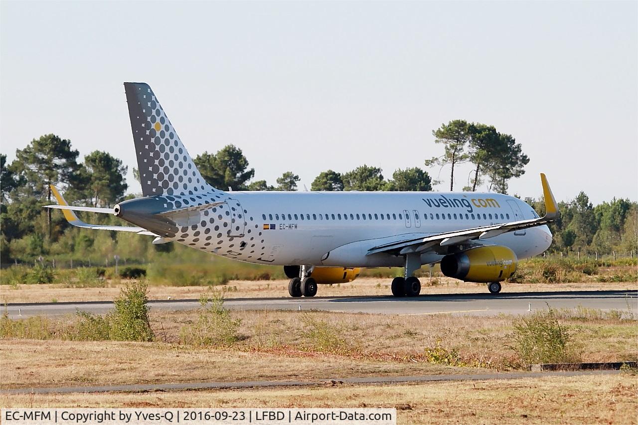 EC-MFM, 2015 Airbus A320-232 C/N 6571, Airbus A320-232, Lining up rwy 05, Bordeaux Mérignac airport (LFBD-BOD)