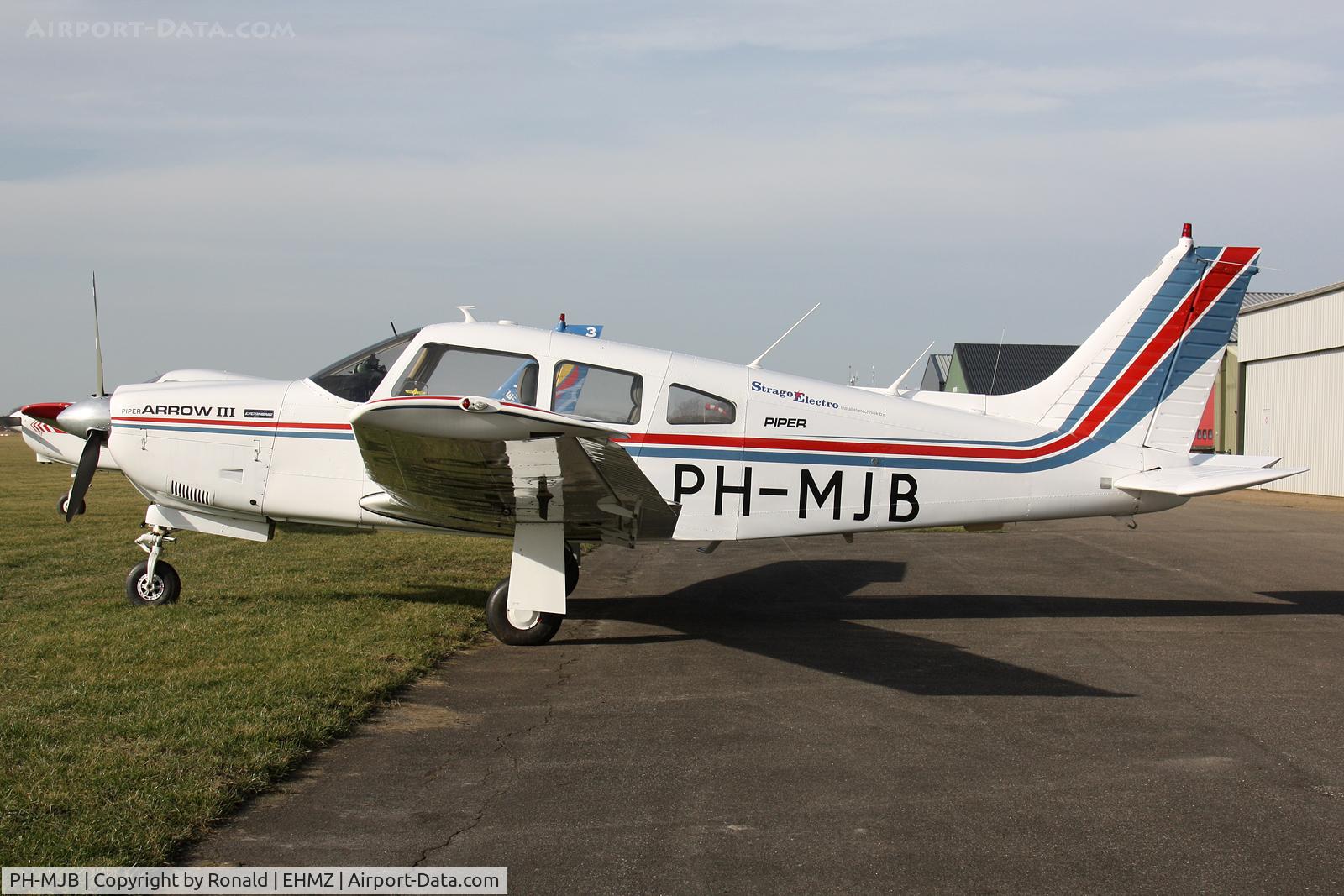 PH-MJB, Piper PA-28R-201 Cherokee Arrow III C/N 28R-7837227, at ehmz