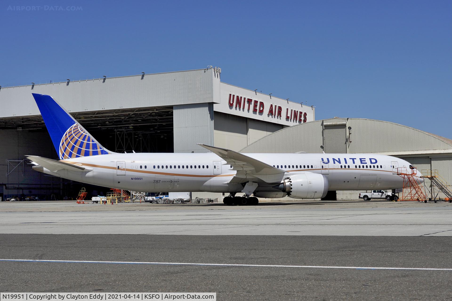 N19951, 2014 Boeing 787-9 Dreamliner C/N 36402, SFO 2021.