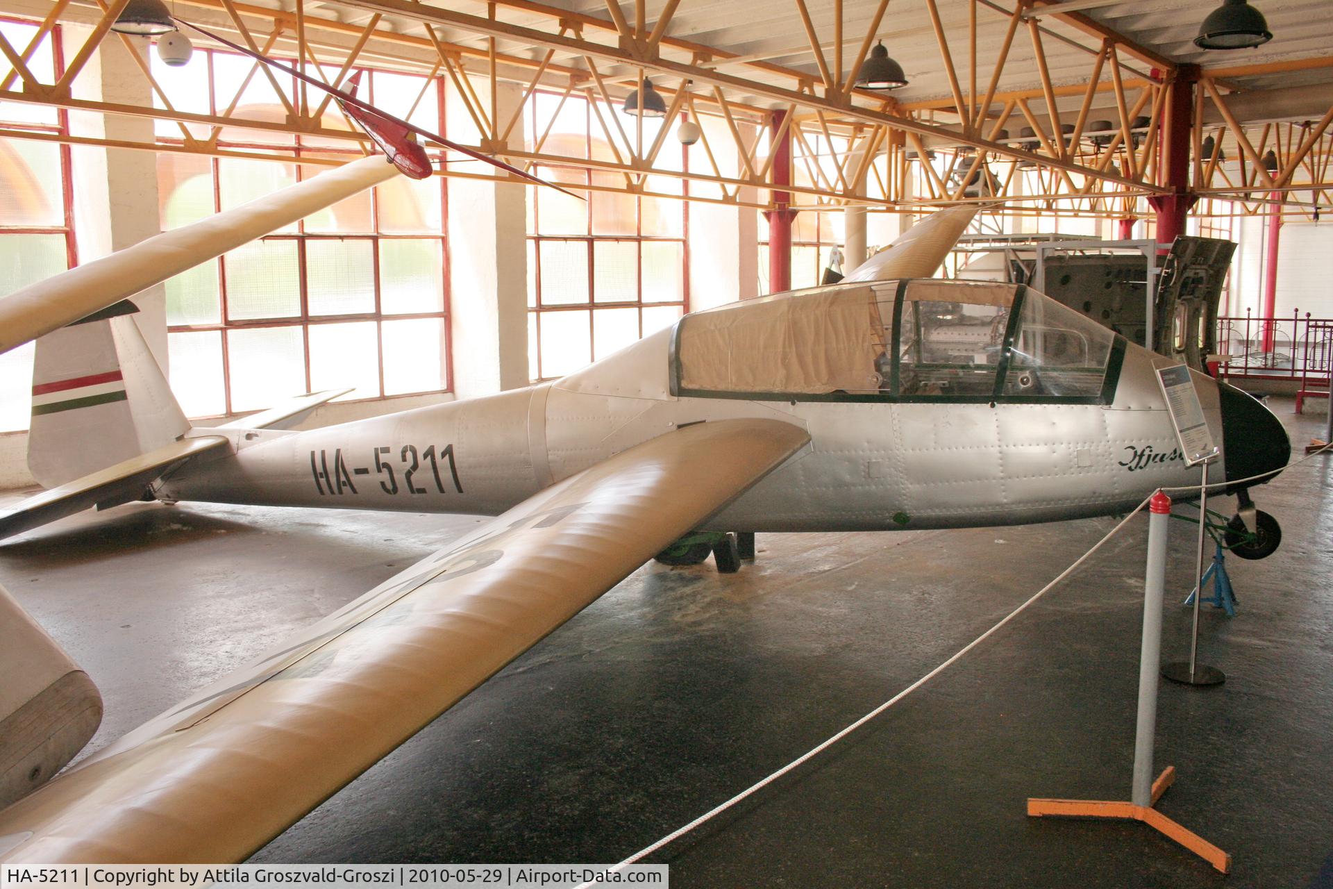 HA-5211, 1957 Zsebö Z-03B Ifjuság C/N A-094, Budapest is a traffic museum, a Petöfi hall. Hungary