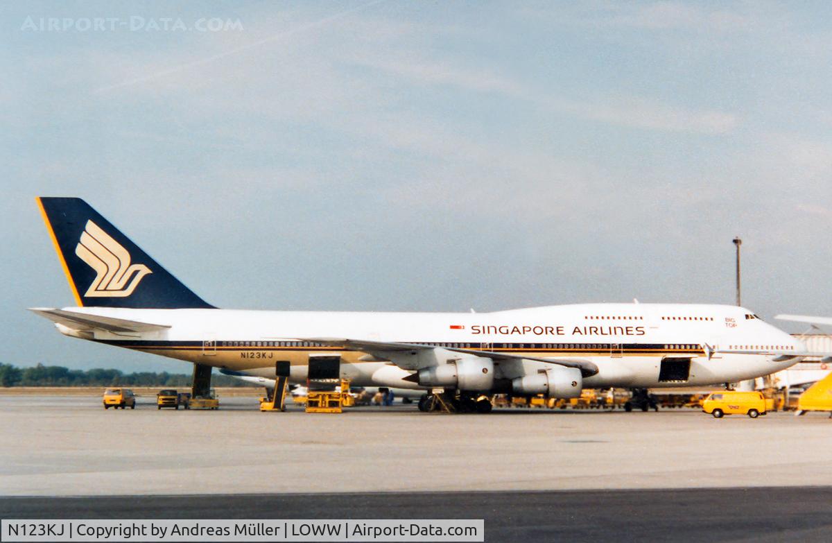 N123KJ, 1985 Boeing 747-312 C/N 23243, Singapore Airlines in VIE.