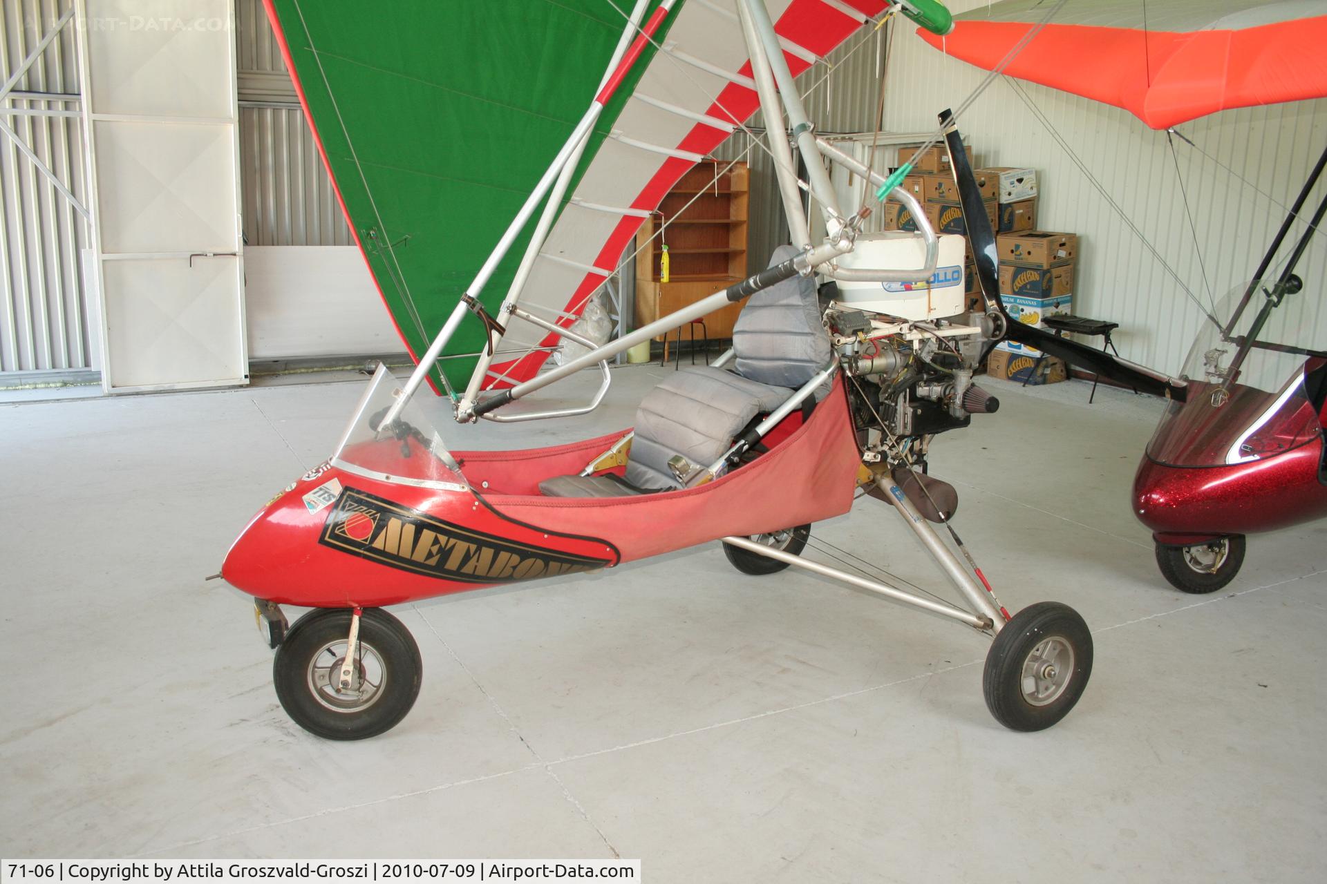 71-06, 1993 Halley Apollo CXMD Racer GT C/N 020296/030193, Dáka Airfield, Hungary