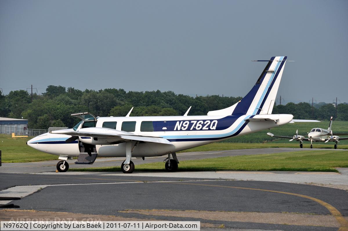N9762Q, 1977 Smith Aerostar 600 C/N 60-0383-136, Resting on the apron, Airfield in Intercourse
