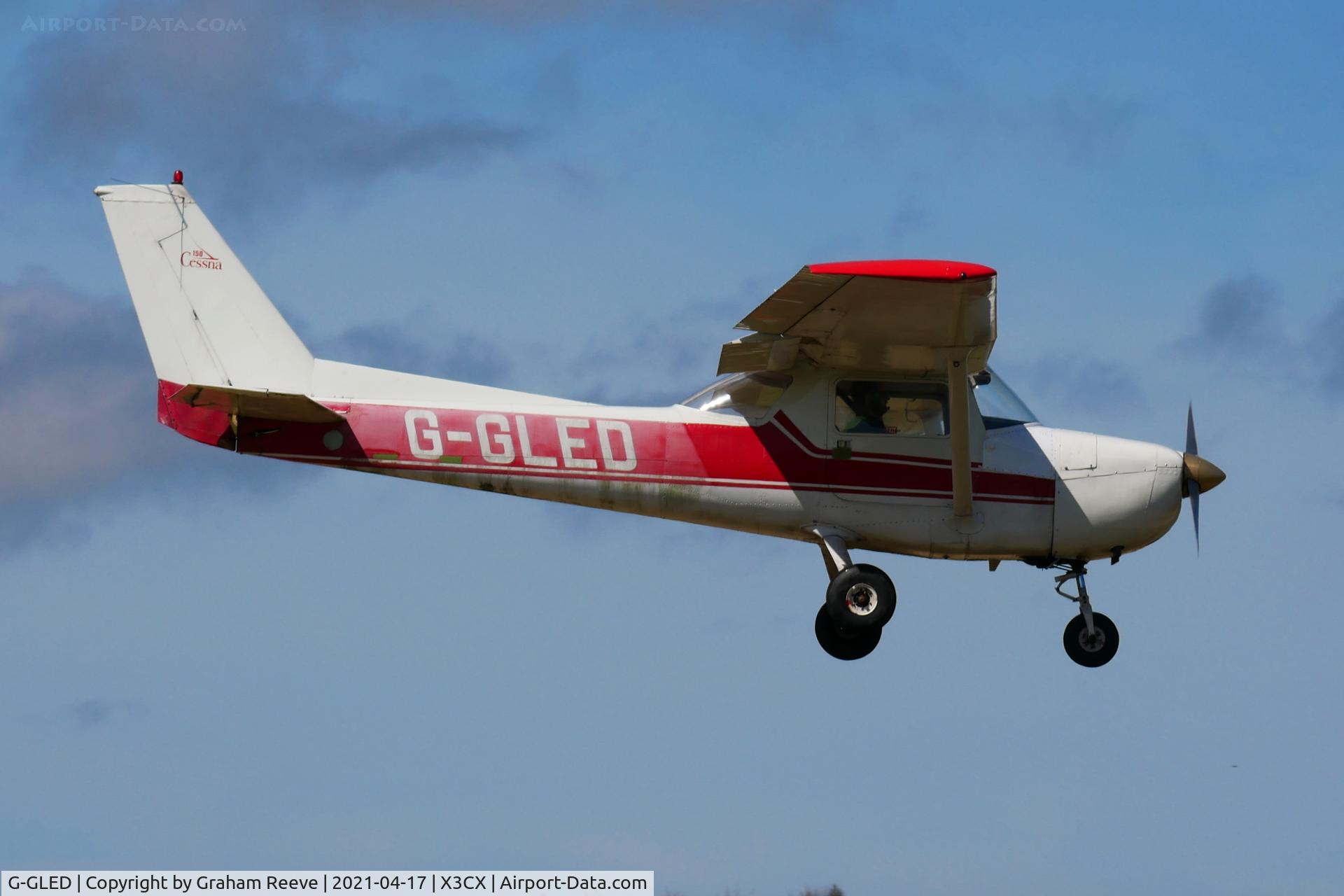 G-GLED, 1975 Cessna 150M C/N 150-76673, Landing at Northrepps.