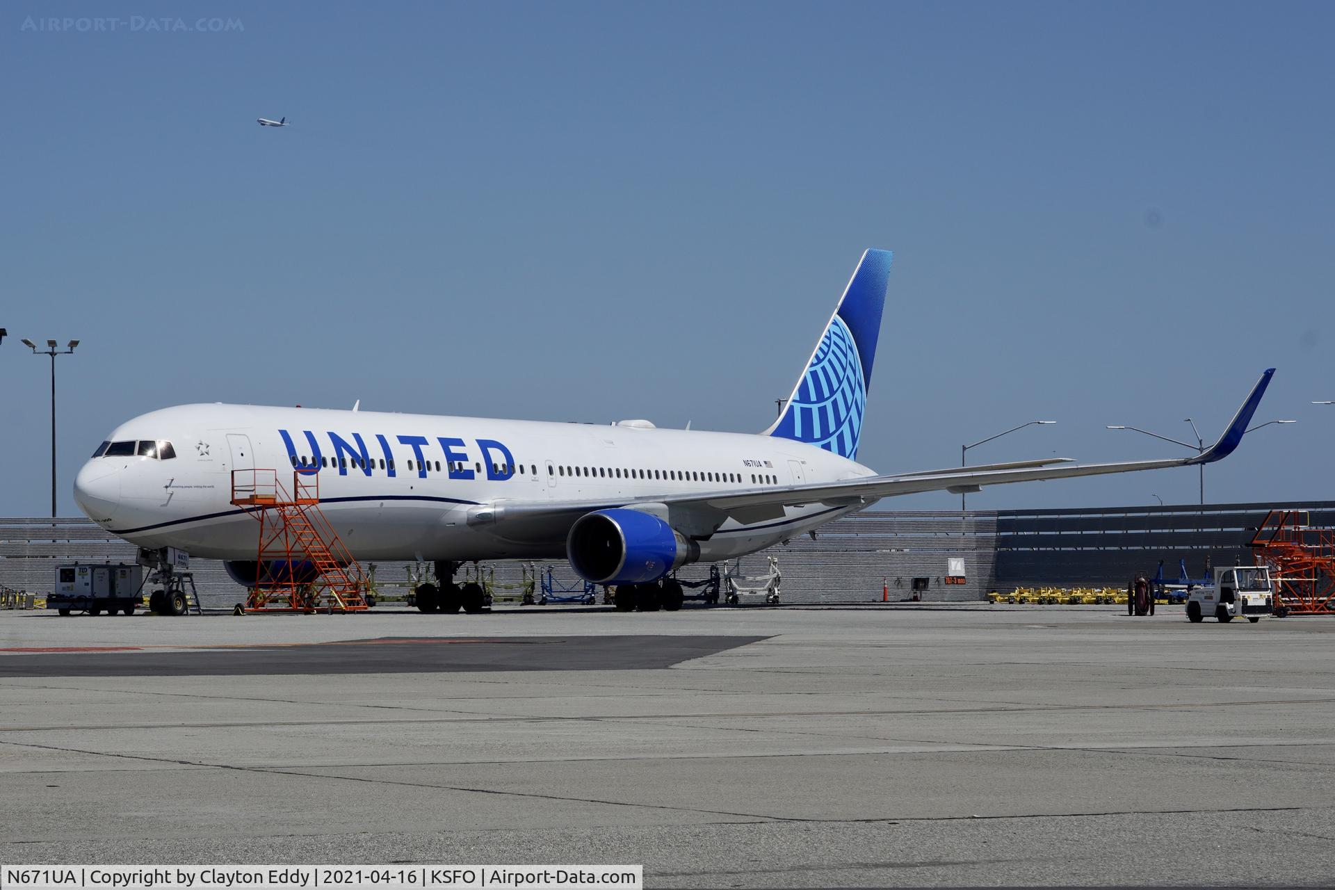 N671UA, 1999 Boeing 767-322 C/N 30026, SFO 2021.