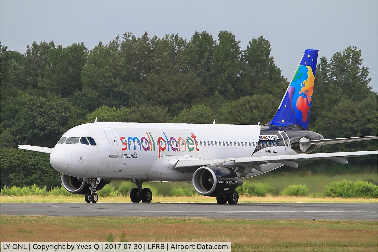 LY-ONL, 2010 Airbus A320-214 C/N 4489, Airbus A320-214, Ready to take off rwy 25L, Brest-Bretagne airport (LFRB-BES)