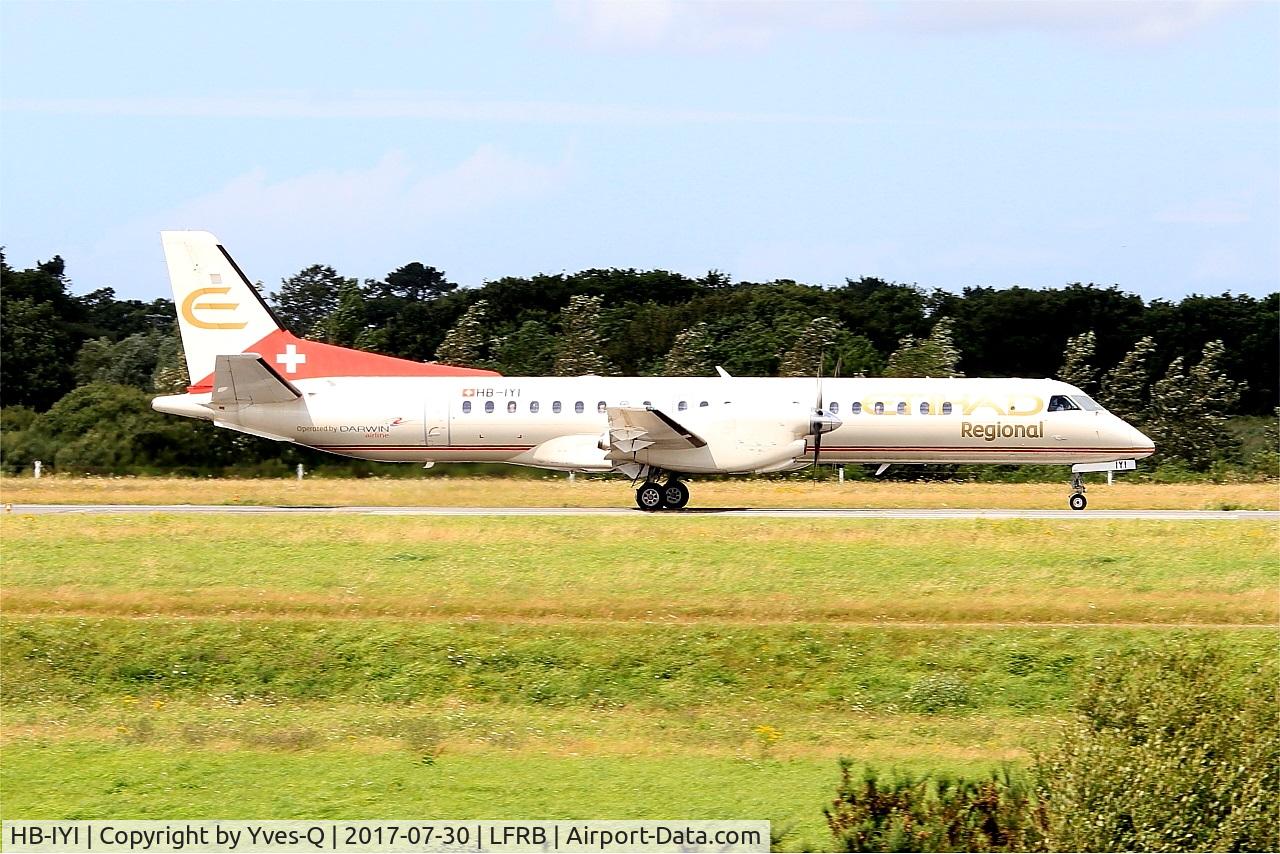 HB-IYI, 1995 Saab 2000 C/N 2000-016, Saab 2000, Taxiing rwy 25L, Brest-Bretagne airport (LFRB-BES)