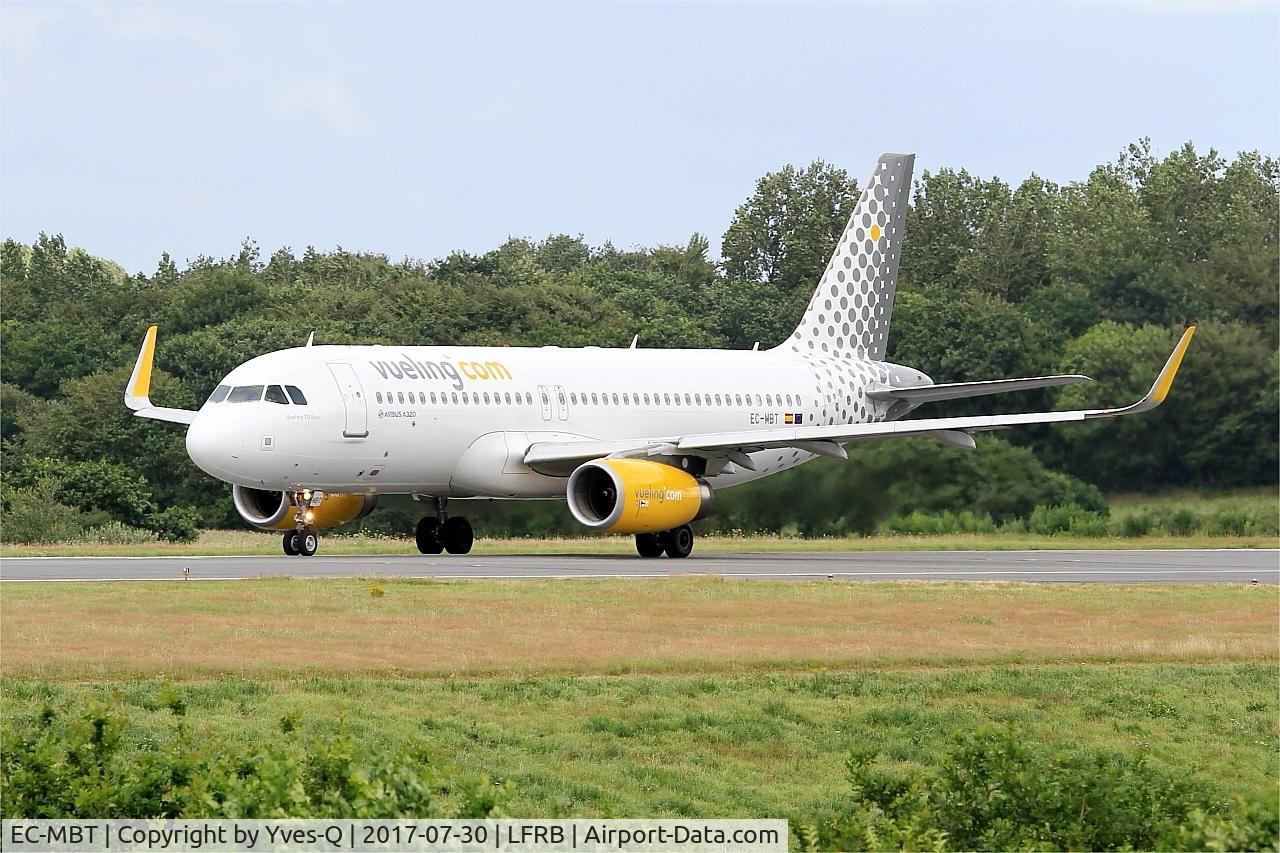 EC-MBT, 2014 Airbus A320-232 C/N 6128, Airbus A320-232, Ready to take off rwy 25L, Brest-Bretagne airport (LFRB-BES)