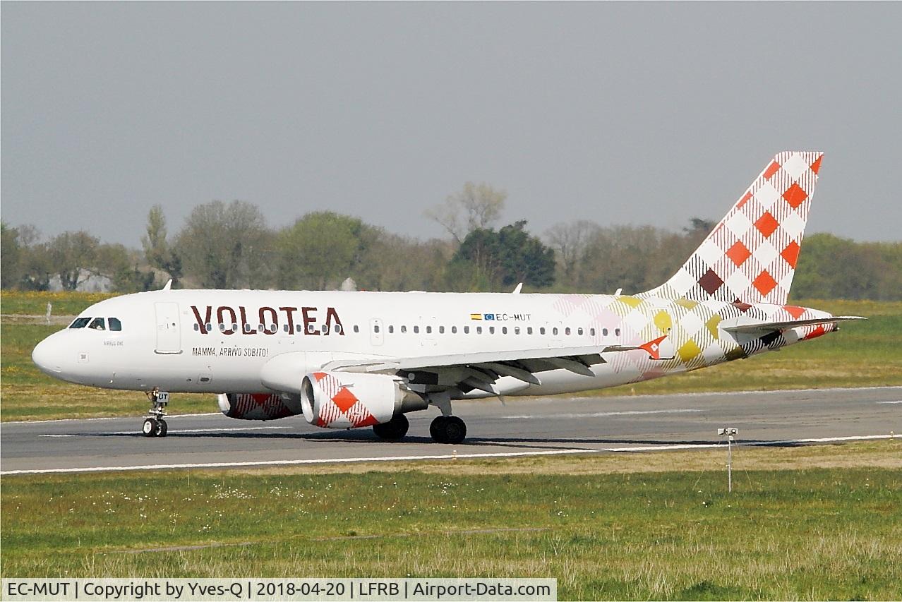 EC-MUT, 2004 Airbus A319-111 C/N 2240, Airbus A319-111, U-Turn rwy 25L, Brest-Bretagne Airport (LFRB-BES)