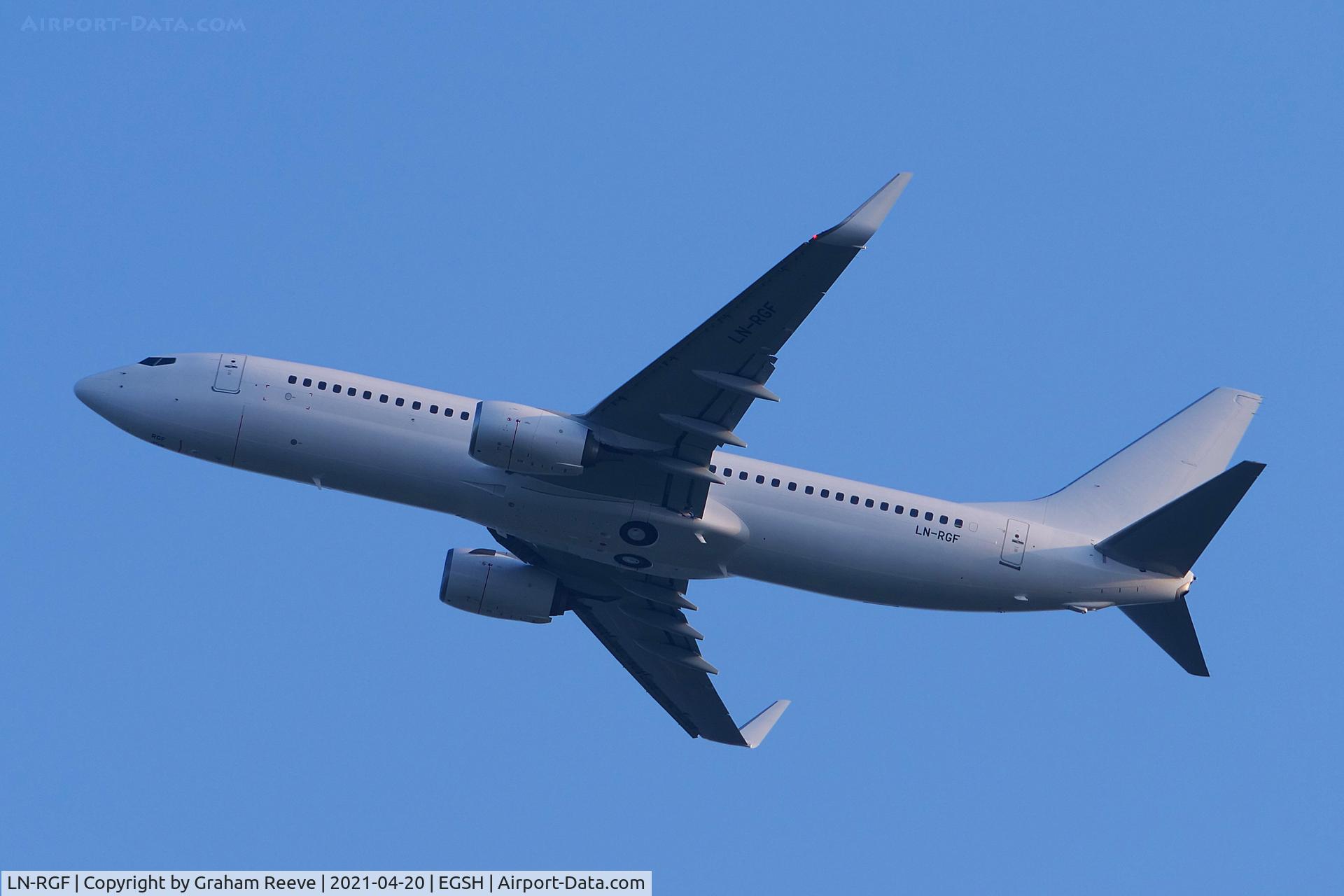 LN-RGF, 2013 Boeing 737-86N C/N 38038, Departing from Norwich.