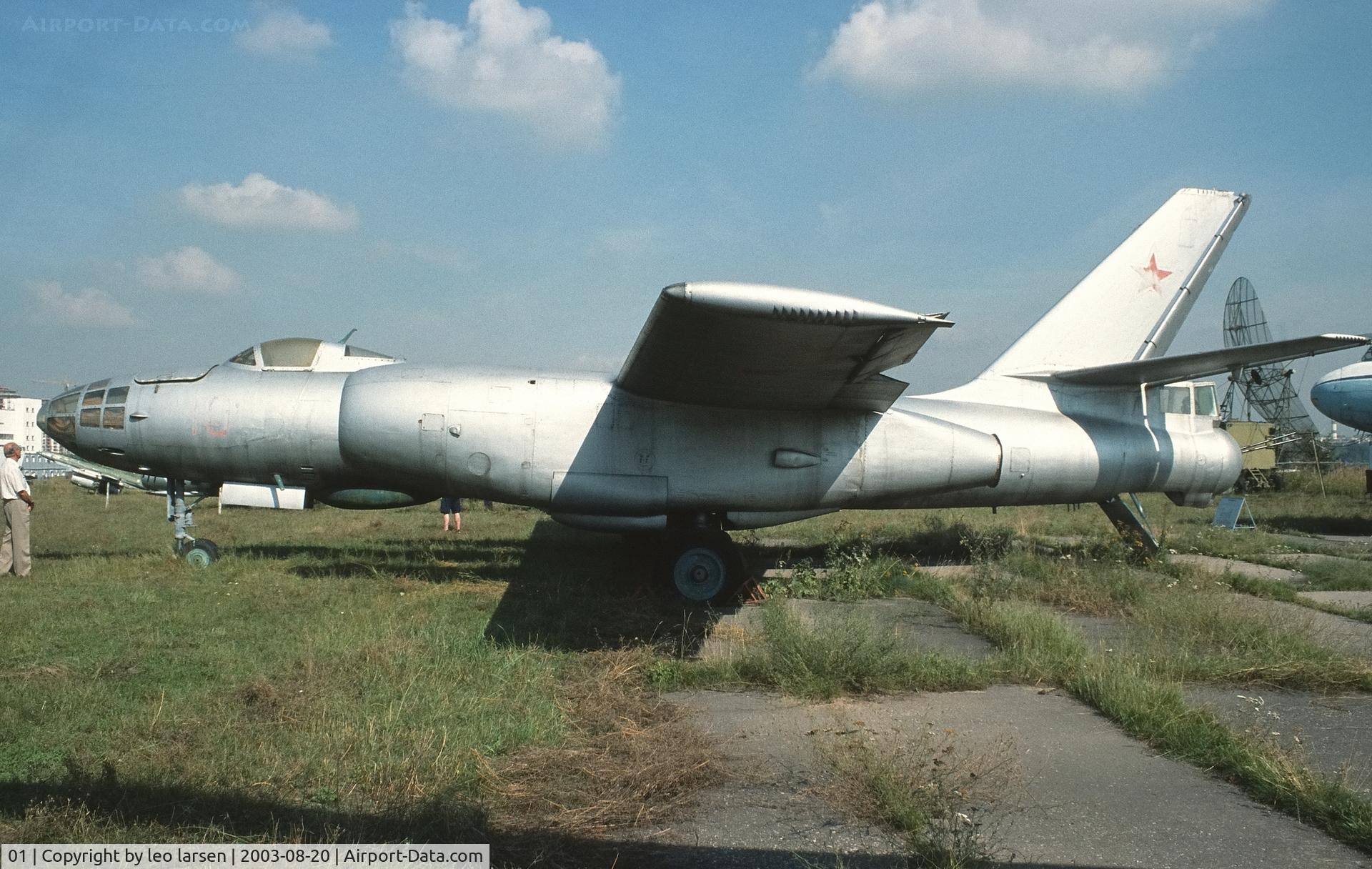 01, Ilyushin Il-28 C/N 36603808, Kodinka Moskva 20.8.2003 with 10 Red on Lh side
