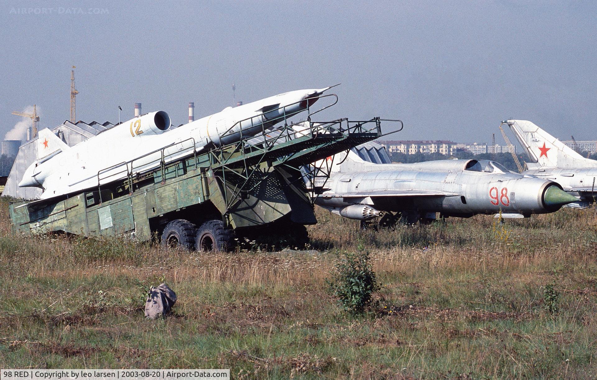98 RED, Mikyan-Gurevich MIG-21PF C/N N76212122, Kodinka Moscow 20.8.2003
