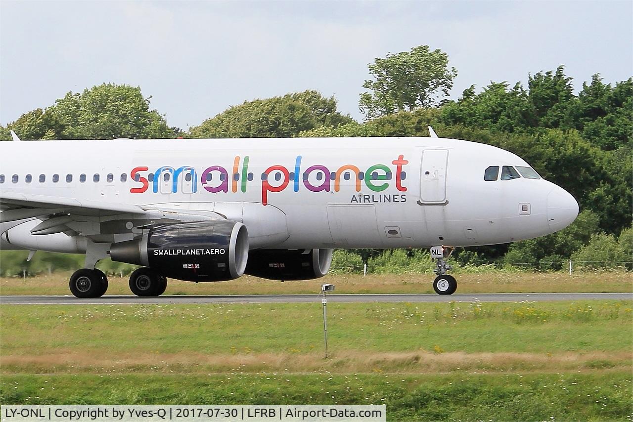 LY-ONL, 2010 Airbus A320-214 C/N 4489, Airbus A320-214, Taxiing rwy 25L, Brest-Bretagne airport (LFRB-BES)