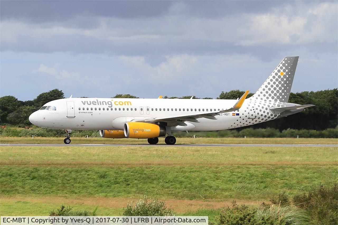 EC-MBT, 2014 Airbus A320-232 C/N 6128, Airbus A320-232, Take off run rwy 25L, Brest-Bretagne airport (LFRB-BES)