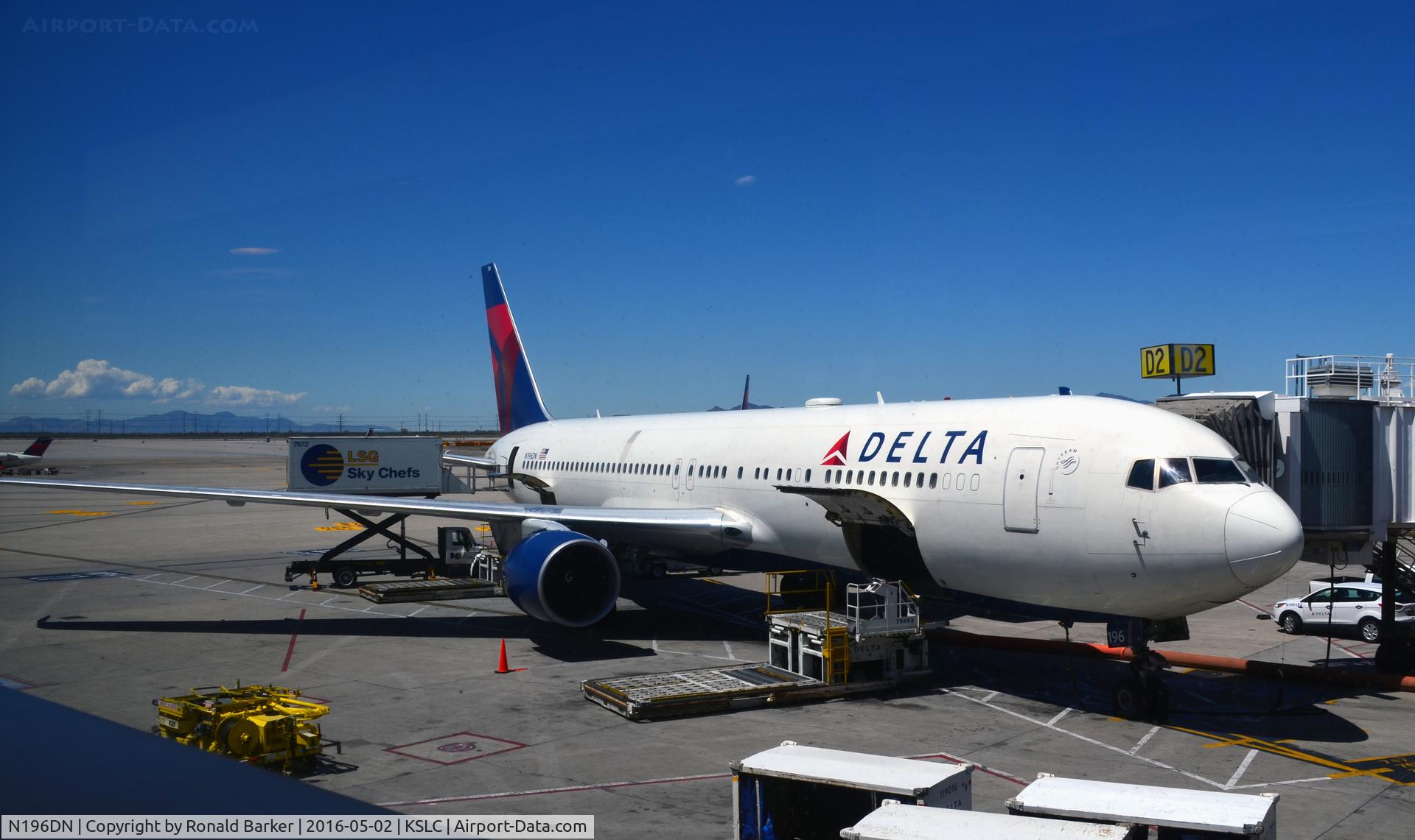 N196DN, 1997 Boeing 767-332 C/N 28453, Gate D2 SLC