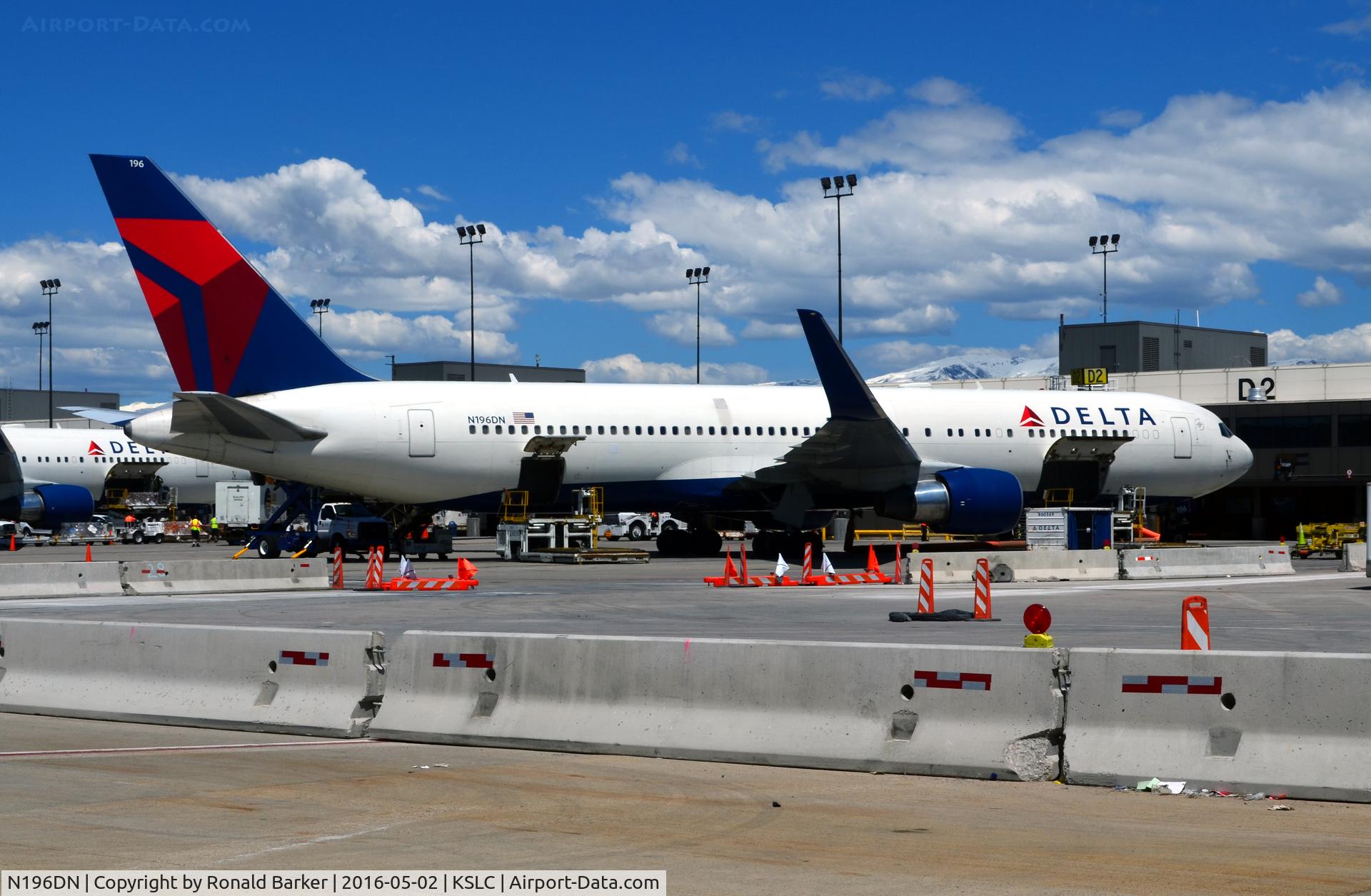 N196DN, 1997 Boeing 767-332 C/N 28453, Gate D2 SLC