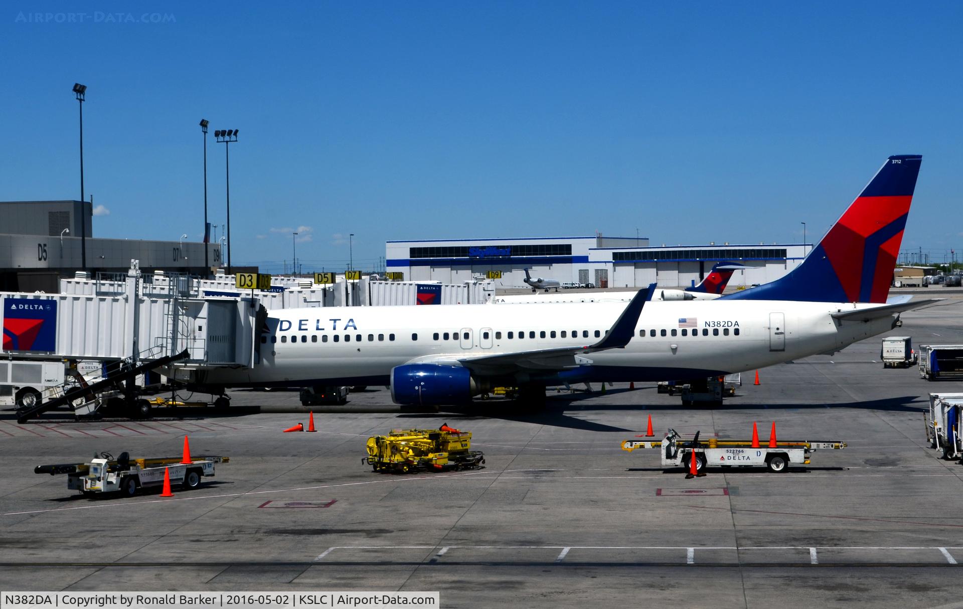 N382DA, 1999 Boeing 737-832 C/N 30345, Gate D3 SLC