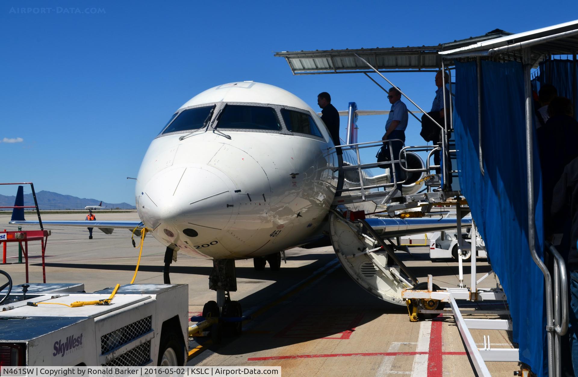 N461SW, 2003 Bombardier CRJ-200LR (CL-600-2B19) C/N 7811, Boarding SLC for Colorado Springs