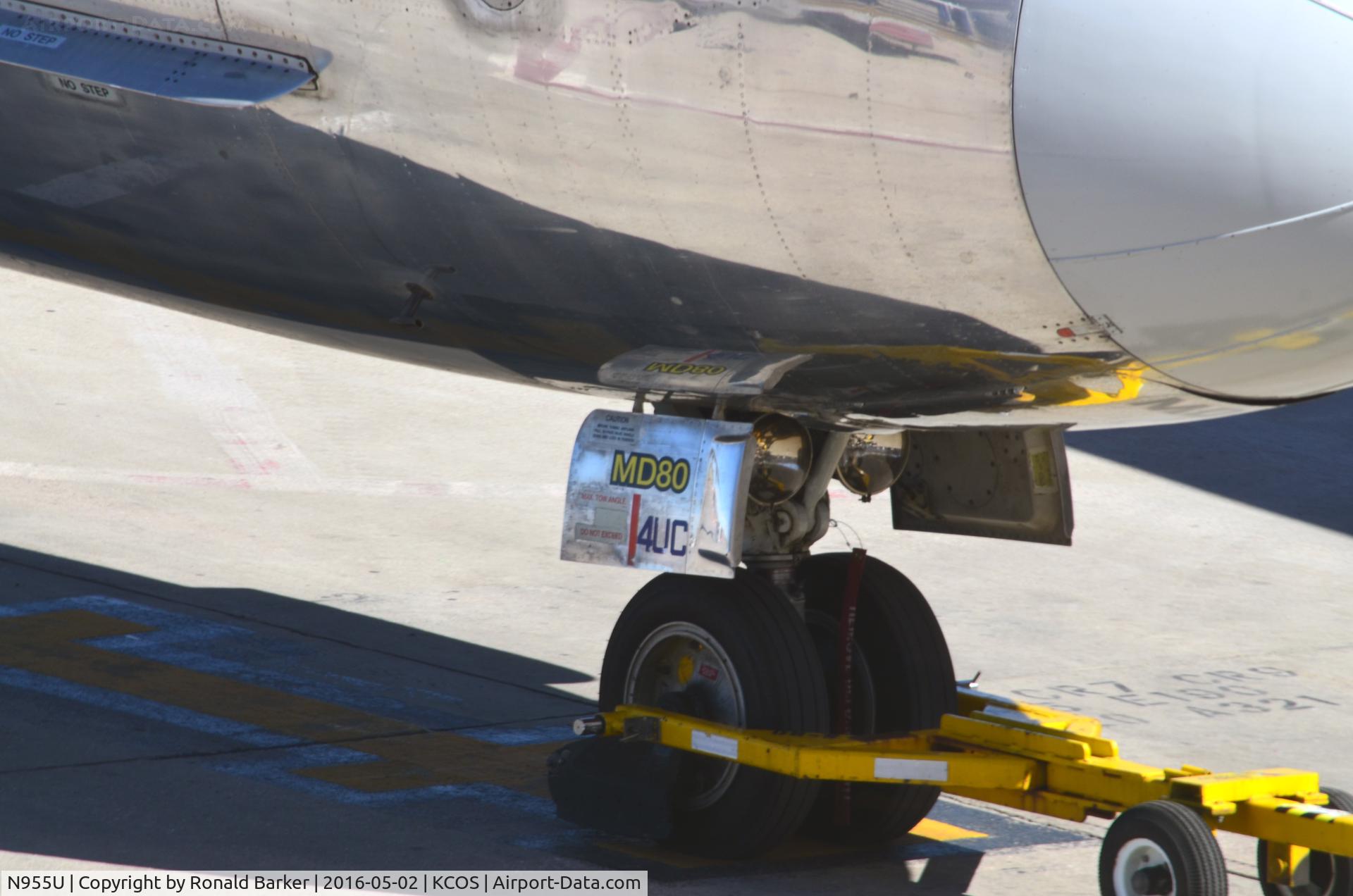 N955U, 1987 McDonnell Douglas MD-82 (DC-9-82) C/N 49427, Nose gear doors COS