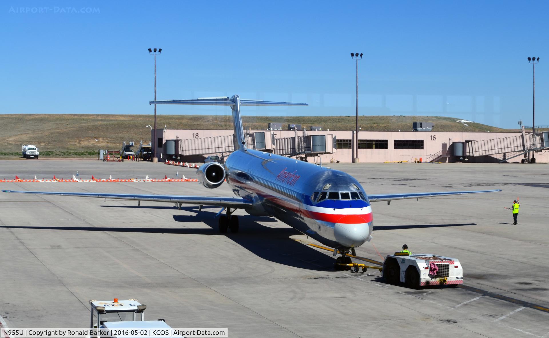 N955U, 1987 McDonnell Douglas MD-82 (DC-9-82) C/N 49427, Push back COS