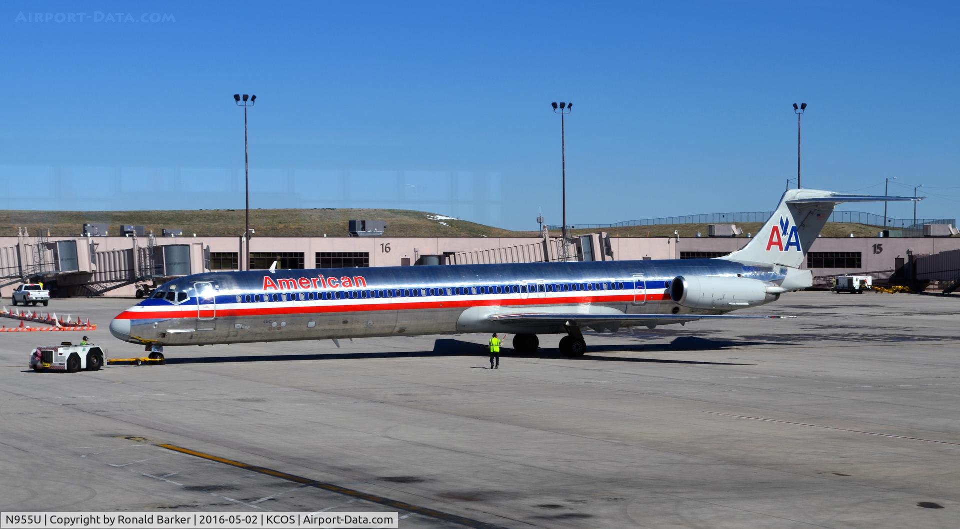 N955U, 1987 McDonnell Douglas MD-82 (DC-9-82) C/N 49427, Push back COS