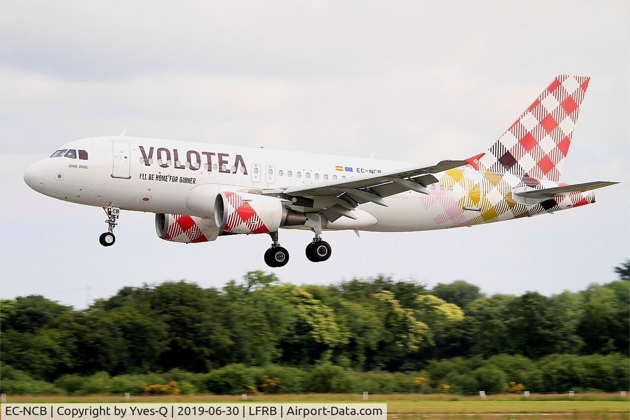EC-NCB, 2003 Airbus A319-111 C/N 2043, Airbus A319-111, On final rwy 25L, Brest-Bretagne airport (LFRB-BES)