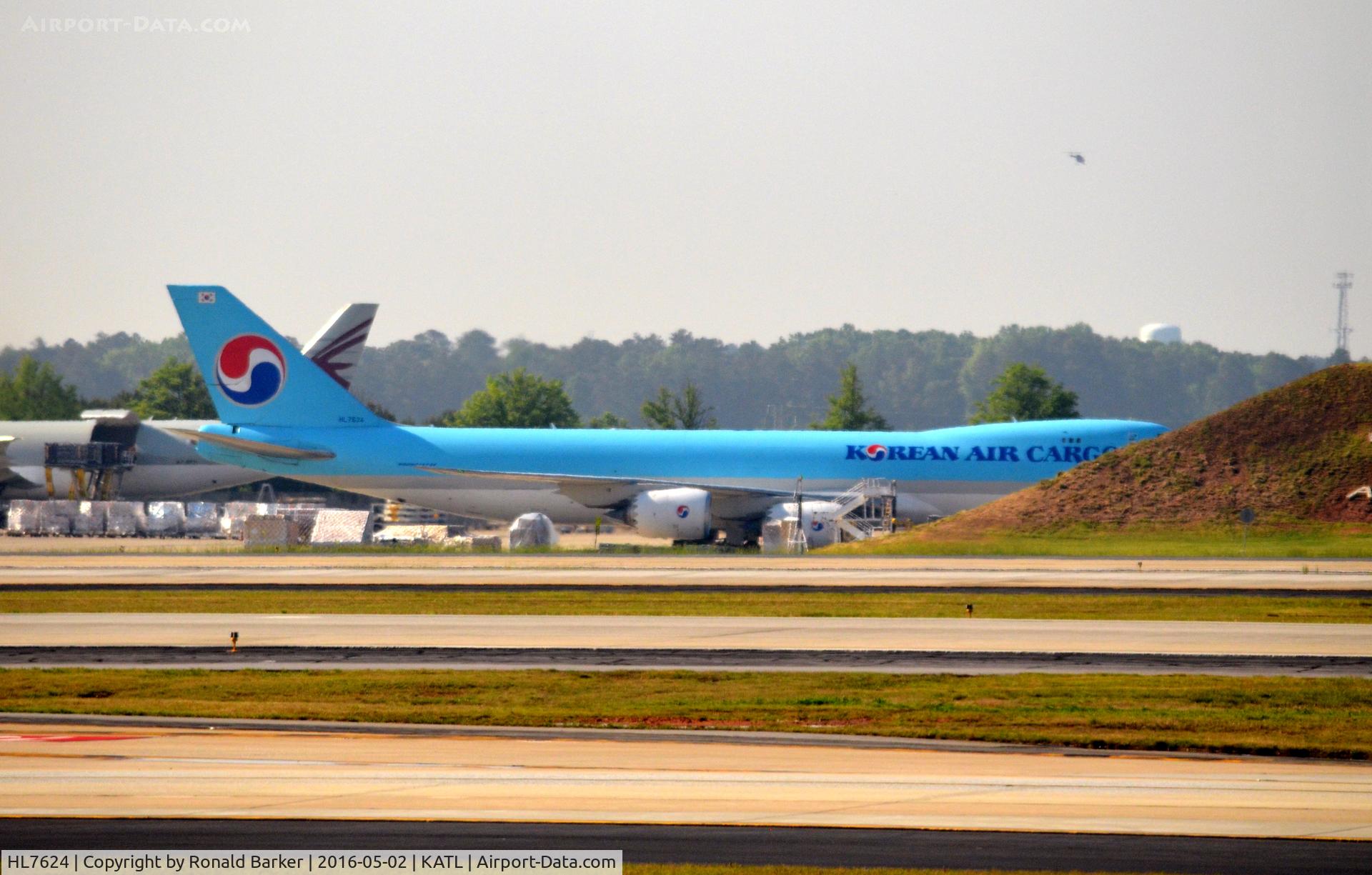 HL7624, 2013 Boeing 747-8B5F C/N 37656, Taxi to park Atlanta