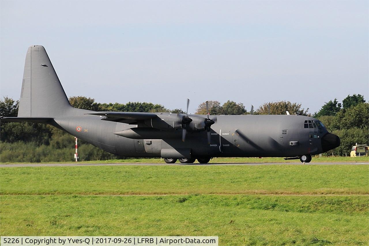 5226, Lockheed C-130H-30 Hercules C/N 382-5226, Lockheed C-130H Hercules (61-PK), Taxiing rwy 25L, Brest-Bretagne airport (LFRB-BES)
