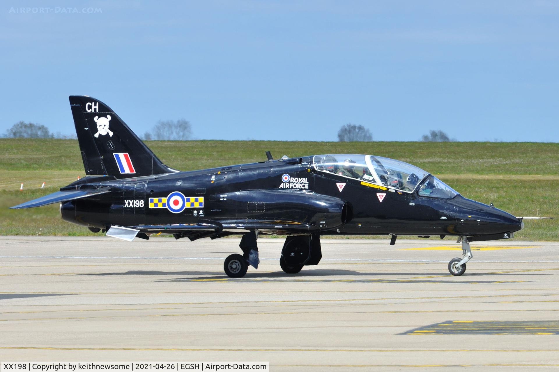 XX198, 1978 Hawker Siddeley Hawk T.1A C/N 045/312045, Leaving Norwich following fuel stop.