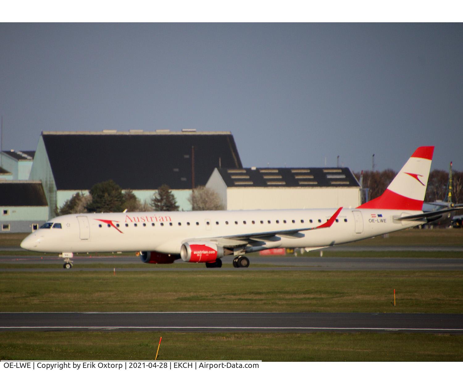 OE-LWE, 2012 Embraer 195LR (ERJ-190-200LR) C/N 19000553, OE-LWE taxi to the gate after landing rw 22L