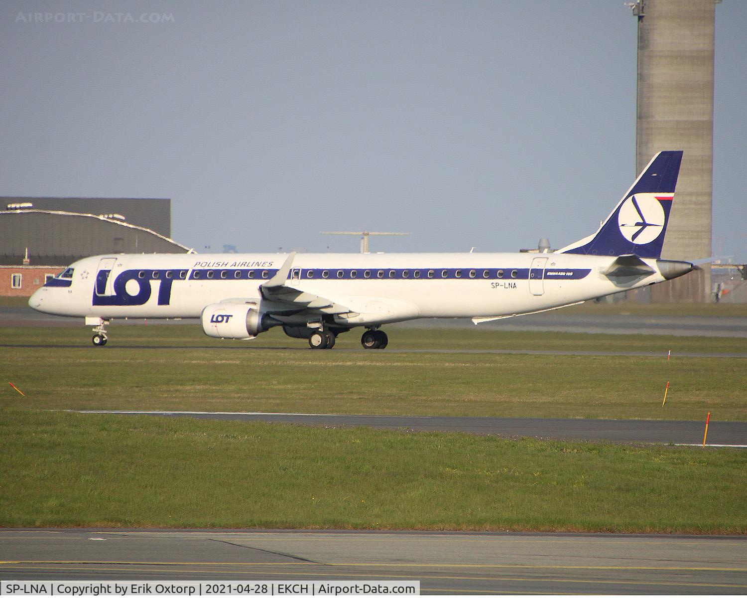SP-LNA, 2011 Embraer 195LR (ERJ-190-200LR) C/N 19000415, SP-LNA taxi to the gate after landing rw 22L