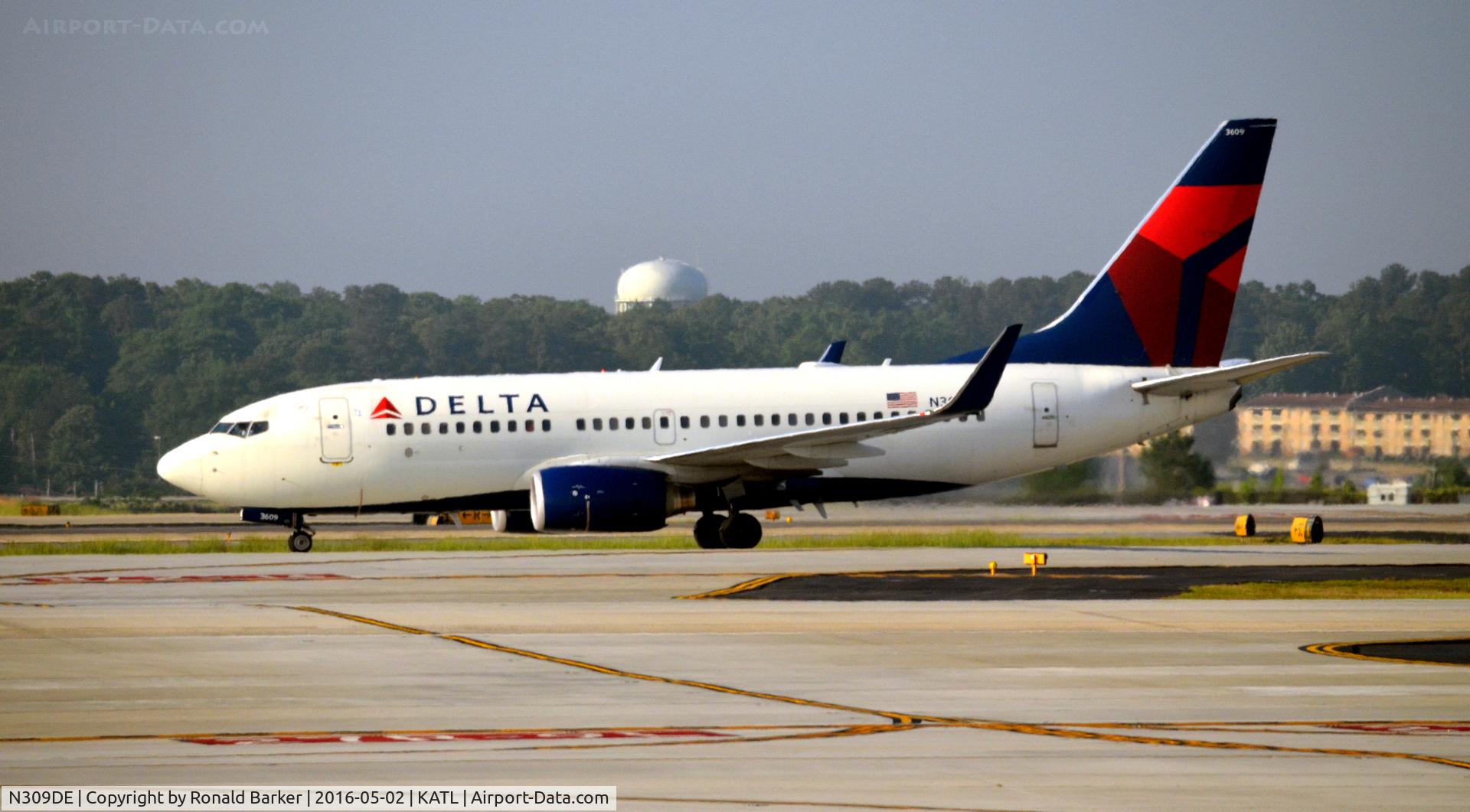 N309DE, 2009 Boeing 737-732 C/N 29634, Taxi Atlanta