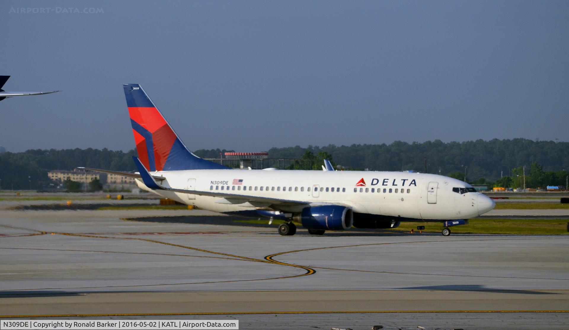 N309DE, 2009 Boeing 737-732 C/N 29634, Taxi Atlanta