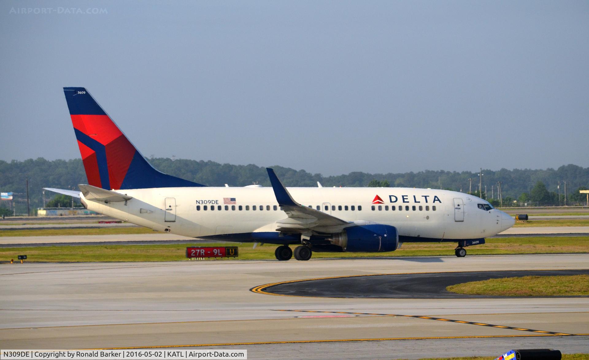 N309DE, 2009 Boeing 737-732 C/N 29634, Taxi Atlanta
