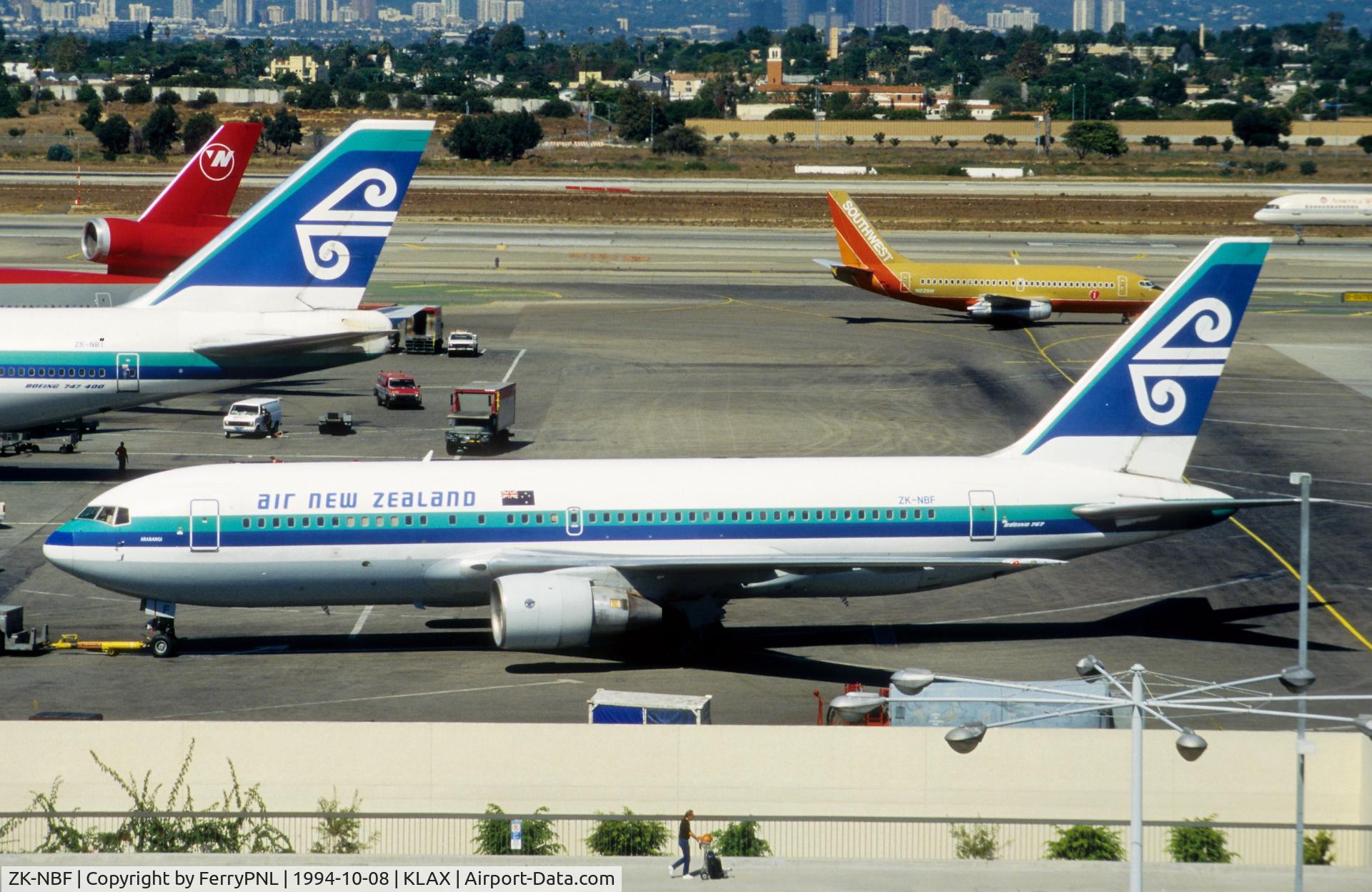 ZK-NBF, 1982 Boeing 767-209 C/N 22681, Air New Zealand B762 arriving at gate with a little help of a tug
