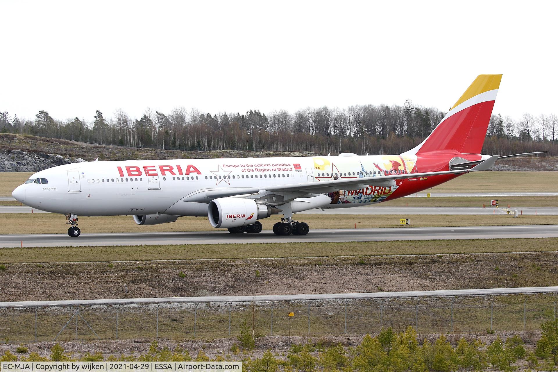 EC-MJA, 2016 Airbus A330-202 C/N 1700, Taxiway W