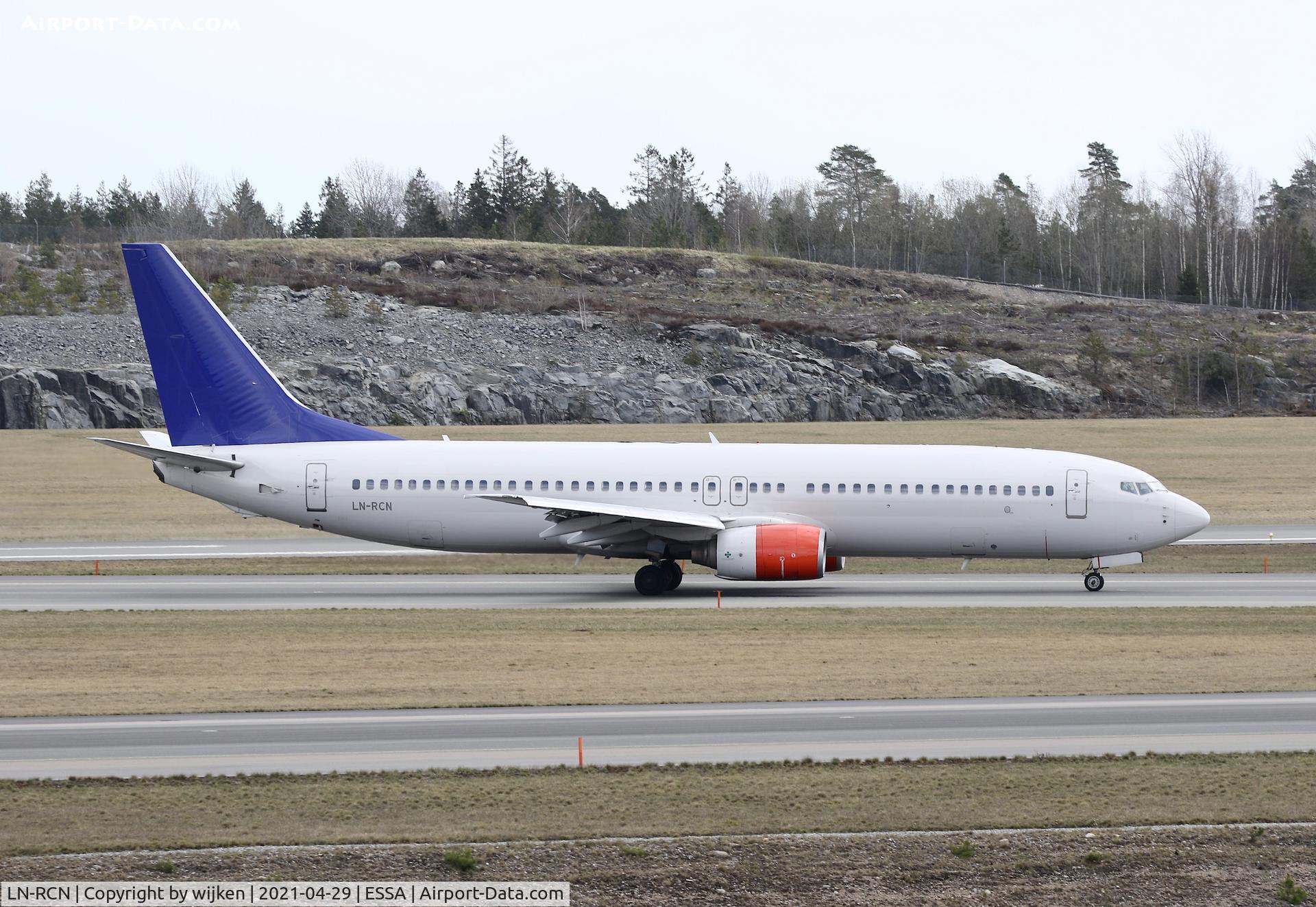 LN-RCN, 2000 Boeing 737-883 C/N 28318, RWY 19L