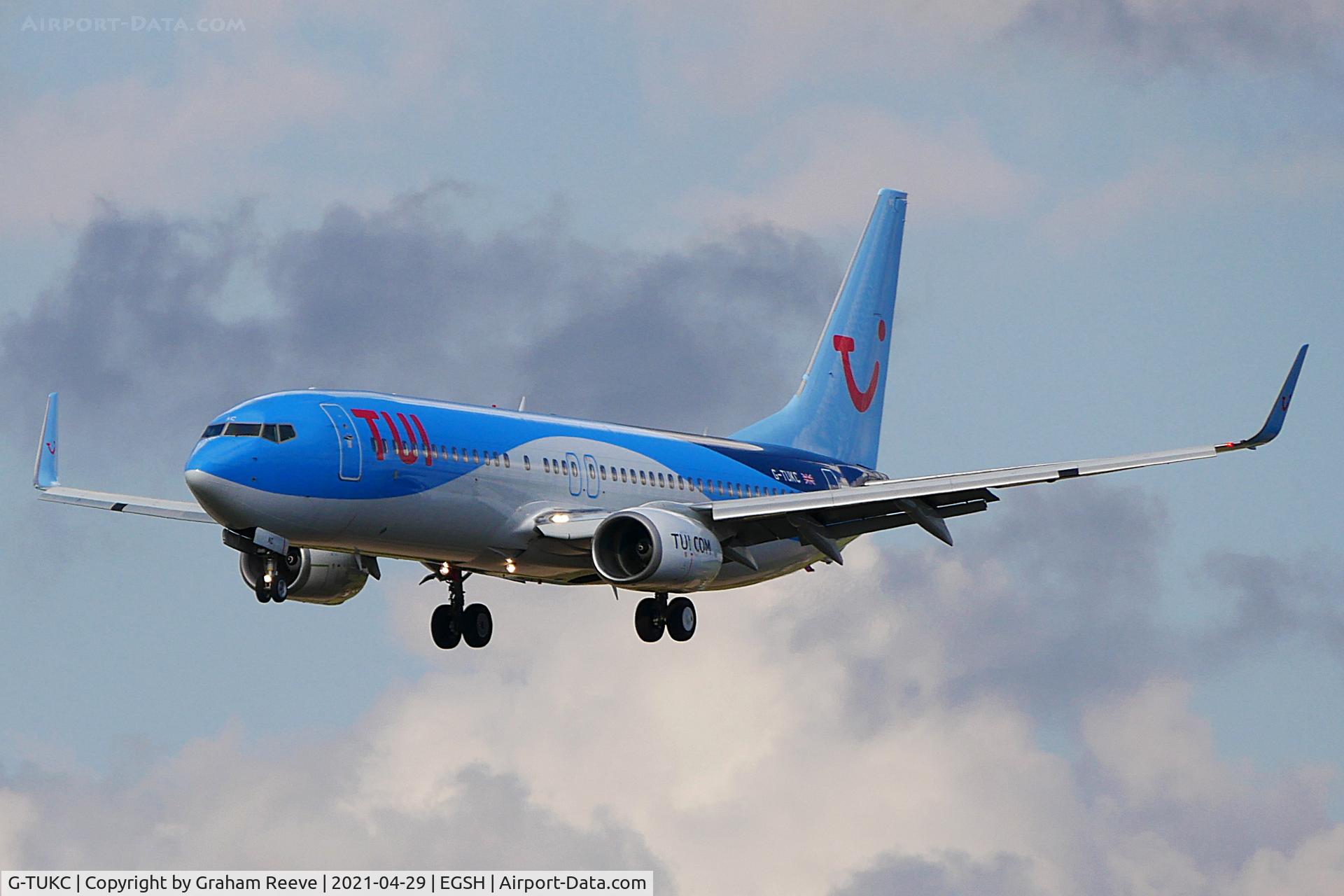 G-TUKC, 2010 Boeing 737-8FZ C/N 31713, Landing at Norwich.