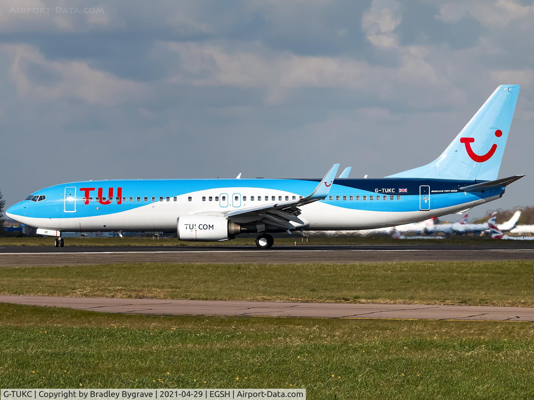 G-TUKC, 2010 Boeing 737-8FZ C/N 31713, Turning on the end of the runway after landing