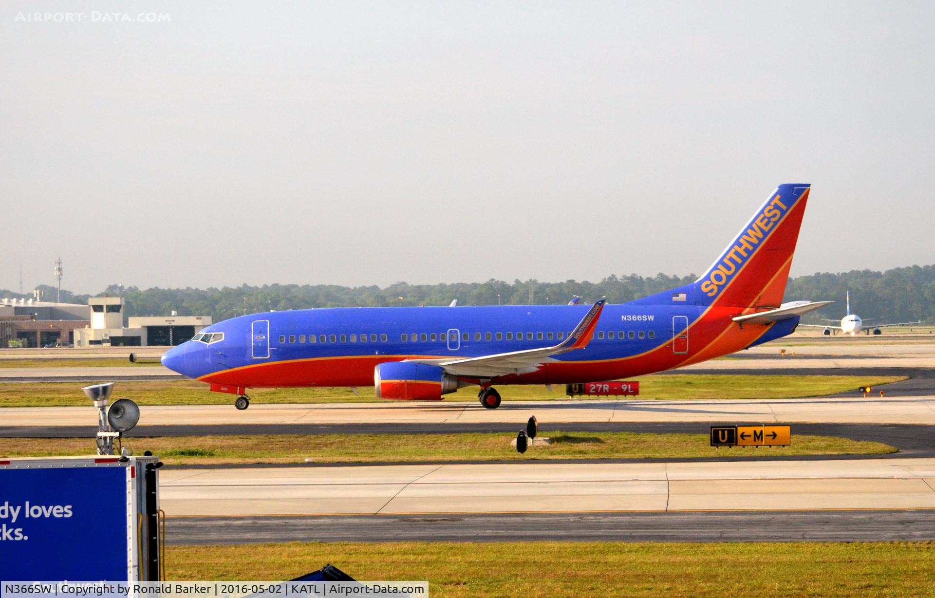 N366SW, 1993 Boeing 737-3H4 C/N 26577, Taxi Atlanta