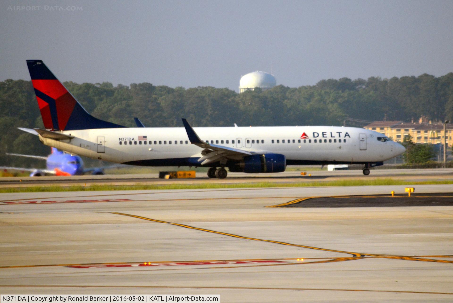 N371DA, 1998 Boeing 737-832 C/N 29619, Taxi Atlanta
